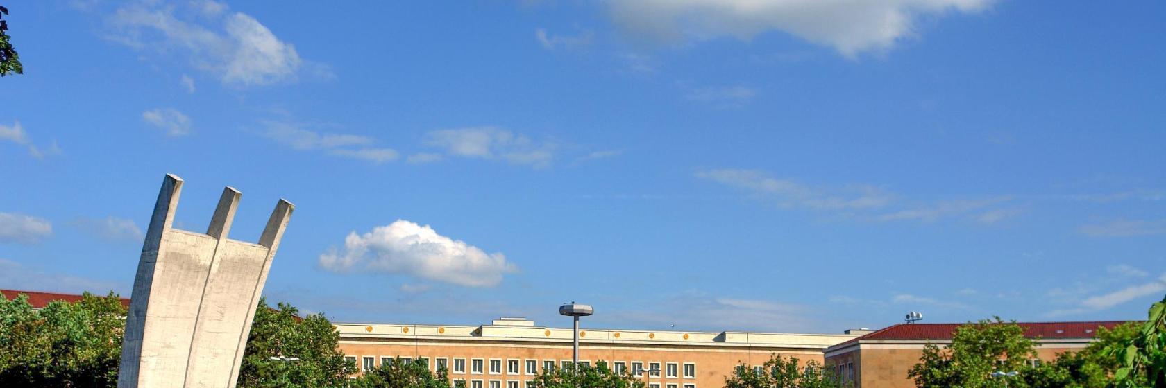 Luftbrücke Meydanı ve Berlin Hava Taşımacılığı Anıtı